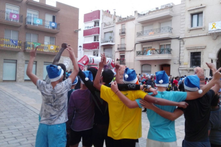 Los jóvenes atendidos en el Centre d'Acollida del Montsià de Amposta (Tarragona) participan en la San Silvestre de la localidad. Fundación Diagrama. Cataluña 2017.