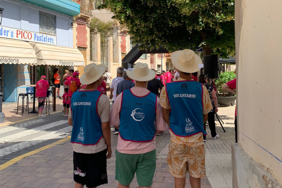 Los tres jóvenes se preparan para su labor de voluntariado en la carrera