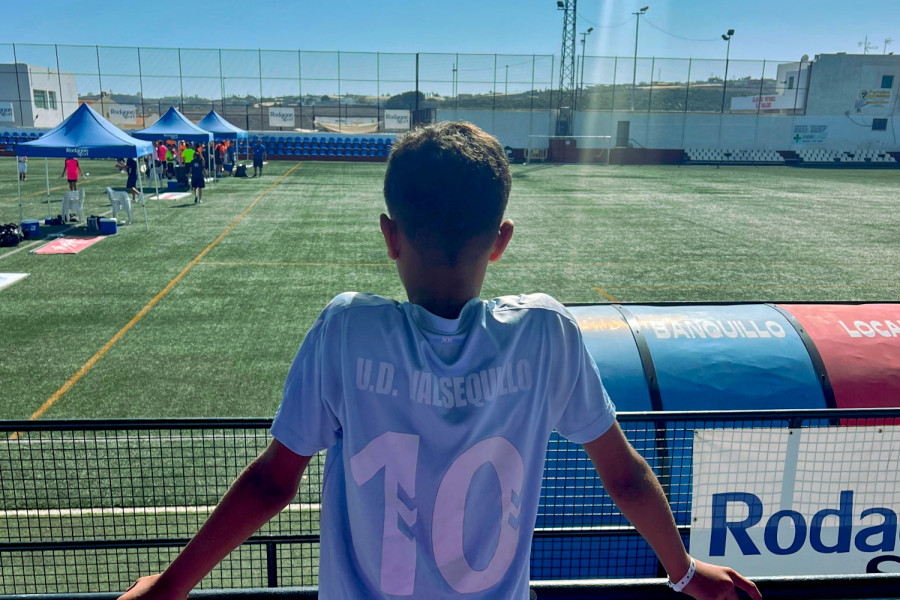 Uno de los niños contempla el estadio donde se disputan los partidos