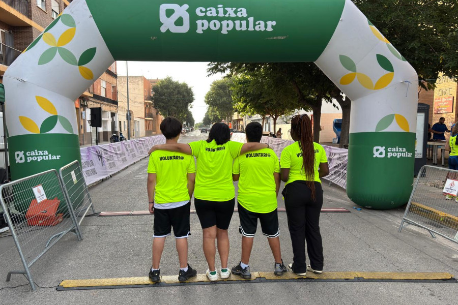 Chicas y chicos jóvenes atendidos por Fundación Diagrama colaboran como voluntarios en la carrera solidaria de Massalfassar