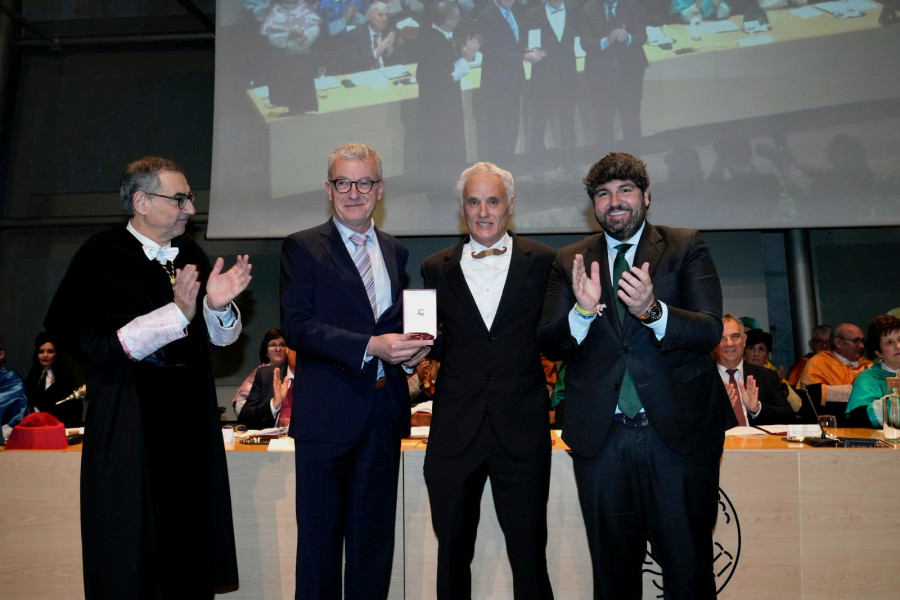 El rector José Luján, Daniel Bueno, Jesús Teruel y el presidente Fernando López Miras, durante la entrega de la medalla