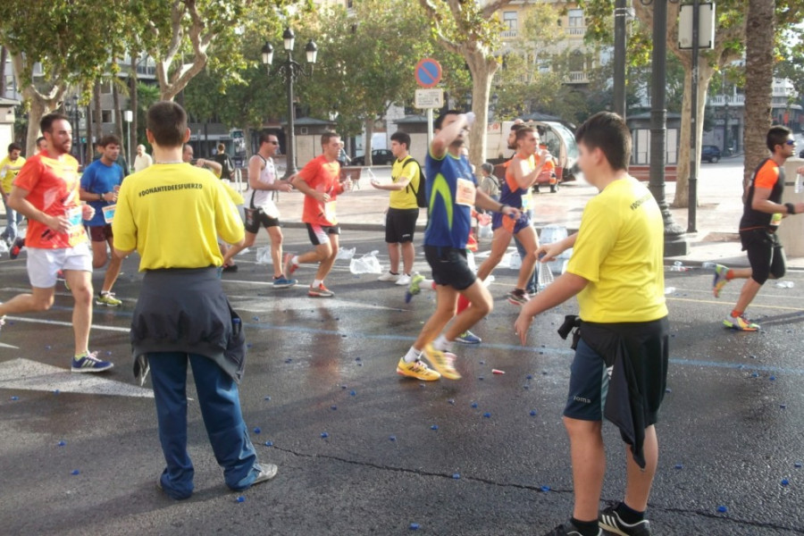 Menores de los centros ‘Campanar’ y ‘Mariano Ribera’ participan como voluntarios en la XXIV Media Maratón de Valencia