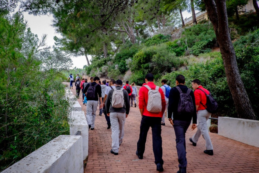 Jóvenes del centro ‘Pi Gros’ participan en una jornada de voluntariado medioambiental organizada por Decathlon Castellón