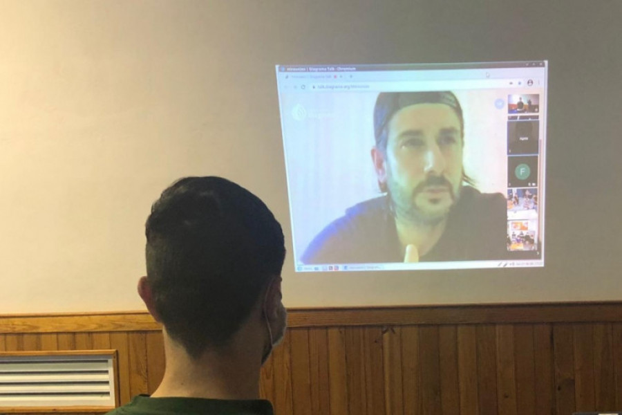 Melendi y Sergi Torres comparten una charla telemática con los jóvenes de ‘La Villa’ de Villena (Alicante) y ‘La Zarza’ de Abanilla (Murcia)