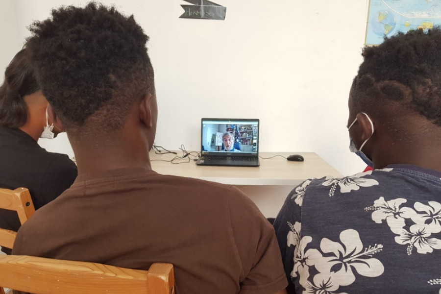 Los menores atendidos por Fundación Diagrama en Canarias asisten a una charla online del psicólogo clínico y escritor Fidel Delgado