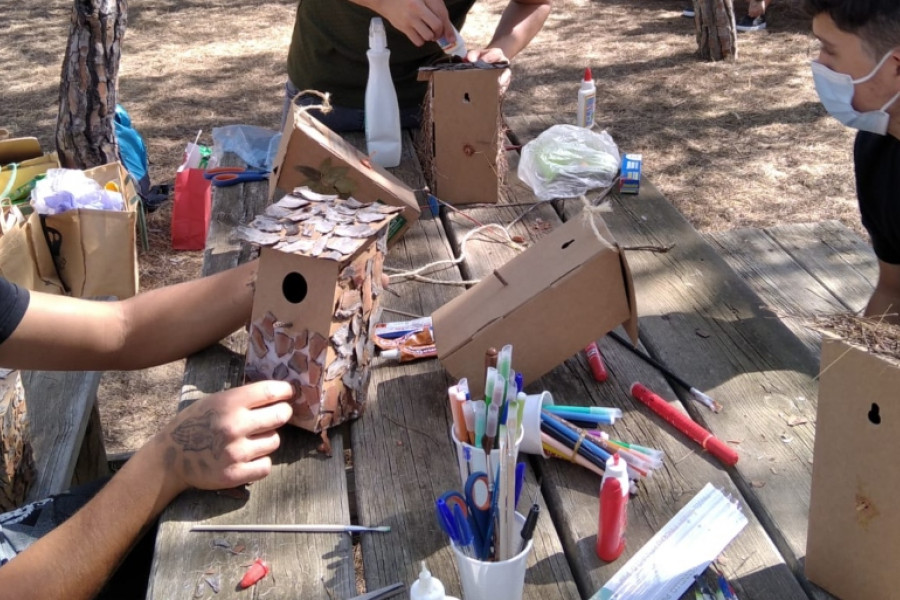 Personas menores atendidas en el centro ‘Los Alcores’ de Carmona (Sevilla) realizan una jornada de voluntariado medioambiental en Doñana