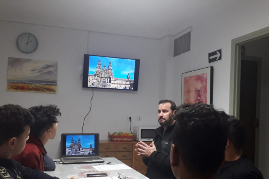 Los menores del centro de acogida ‘Alácera’ de Caudete (Albacete) asisten a una charla informativa sobre el Camino de Santiago. Fundación Diagrama. Castilla-La Mancha 2020. 