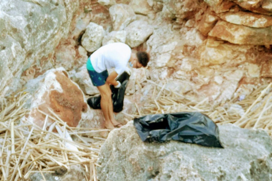 Los menores atendidos en el Centro de Acogida ‘Portocristo’ de Baleares colaboran en una actividad de recogida de plásticos en la zona costera de Llevant. Fundación Diagrama. Baleares 2020.