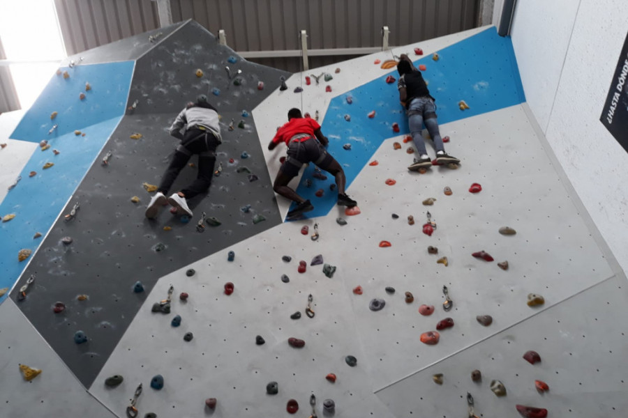 Los menores atendidos en el centro ‘Cardones’ de Las Palmas de Gran Canaria llevan a cabo una actividad de iniciación a la escalada. Fundación Diagrama 2019. 