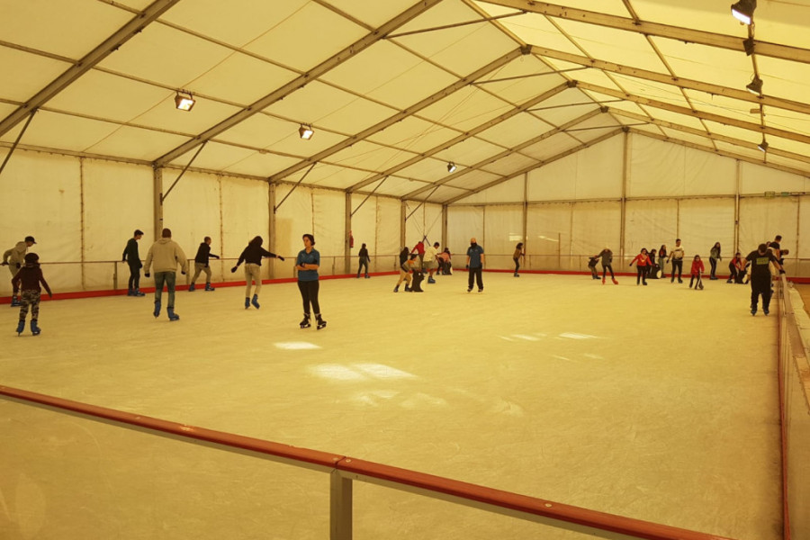 Los menores atendidos en el centro ‘Cardones’ de Las Palmas de Gran Canaria disfrutan de una jornada de patinaje sobre hielo. Las Palmas de Gran Canaria 2020. 