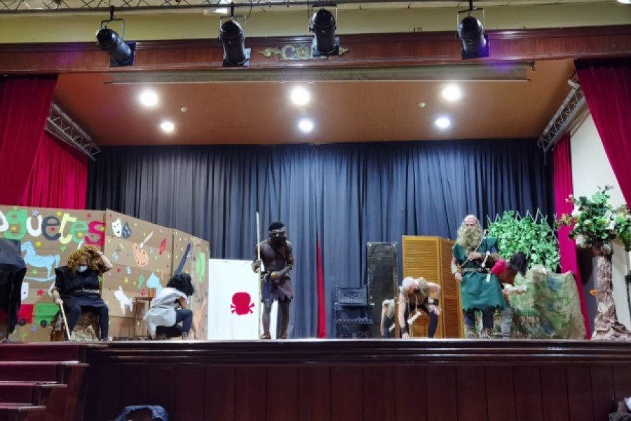Los menores atendidos en el centro ‘Cardones’ de Las Palmas de Gran Canaria asisten al estreno como actor teatral de uno de sus compañeros