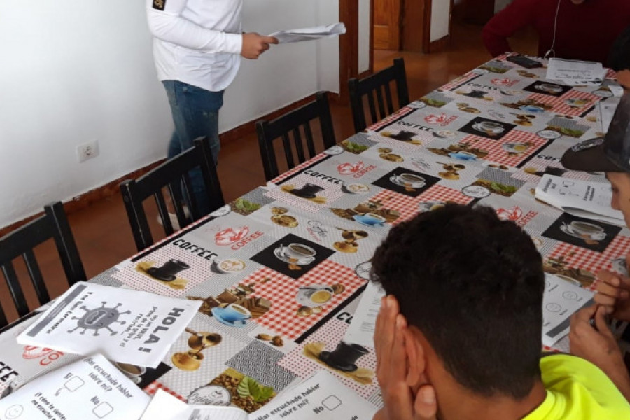Los menores atendidos en el centro ‘Cardones’ de Las Palmas de Gran Canaria llevan a cabo un taller de prevención sobre el COVID-19. Fundación Diagrama. Las Palmas de Gran Canaria 2020. 