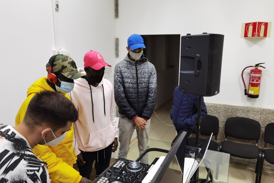 Los menores atendidos en el centro ‘Cardones’ de Las Palmas de Gran Canaria descubren el trabajo artístico de los DJs y la música electrónica