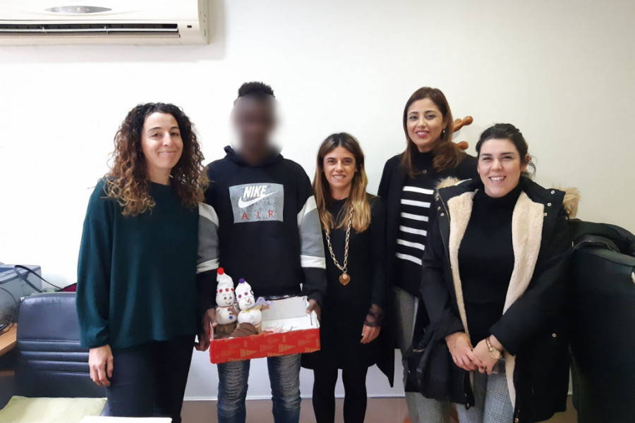 Los menores atendidos en el centro educativo ‘Ciudad de Melilla’ elaboran y entregan obsequios solidarios a entidades sociales de la localidad. Fundación Diagrama. Melilla 2020. 