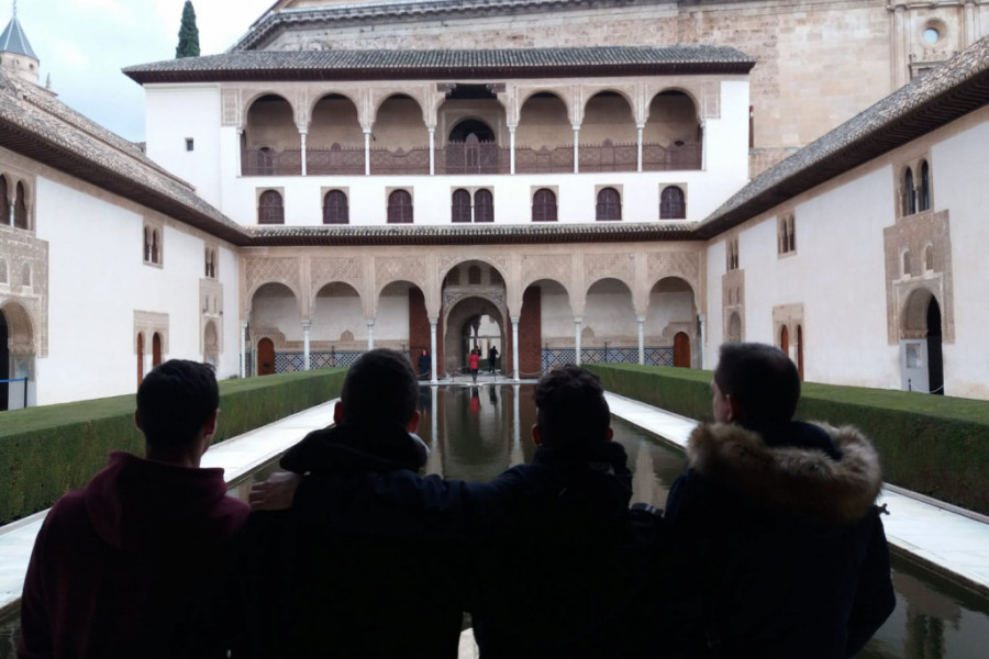 Los menores atendidos en el centro educativo ‘La Cañada’ de Fernán Caballero (Ciudad Real) descubren el patrimonio histórico y cultural de la ciudad de Granada. Fundación Diagrama. Andalucía 2019. 