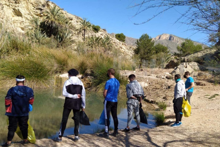Los menores atendidos en el centro educativo ‘La Zarza’ de Abanilla (Murcia) colaboran en la limpieza de residuos del río Chícamo