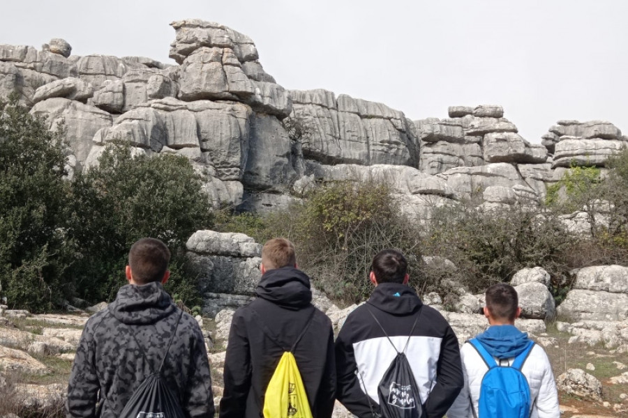 Los menores atendidos en el centro ‘El Limonar’ de Alcalá de Guadaíra (Sevilla) recorren el paraje natural del Torcal de Antequera