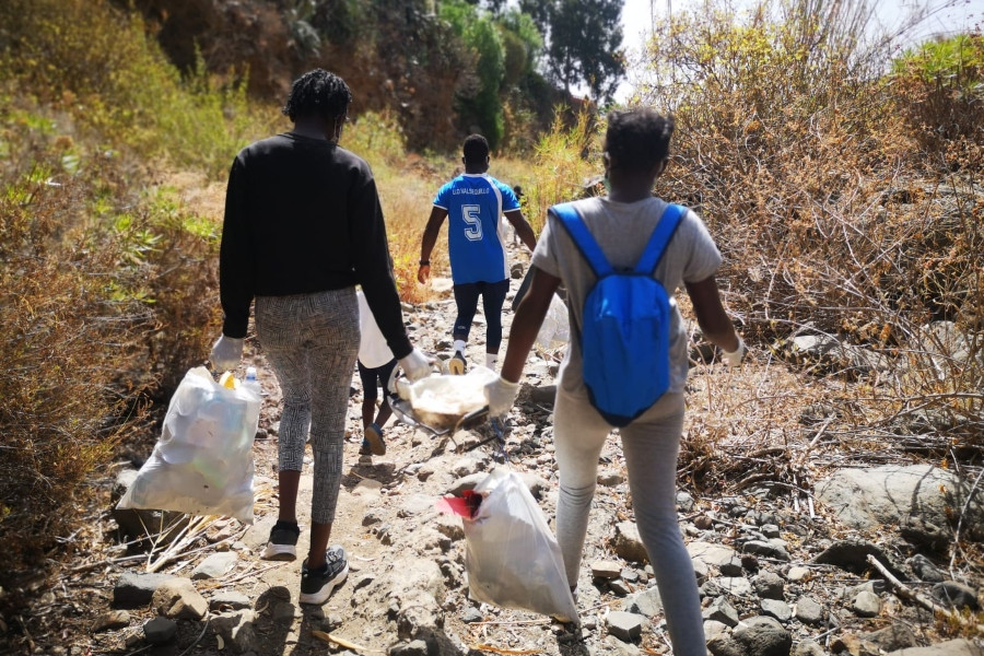 Los menores atendidos en el centro ‘Jiribilla’ de Valsequillo (Gran Canaria) colaboran en la limpieza de residuos del municipio. Fundación Diagrama 2020. 