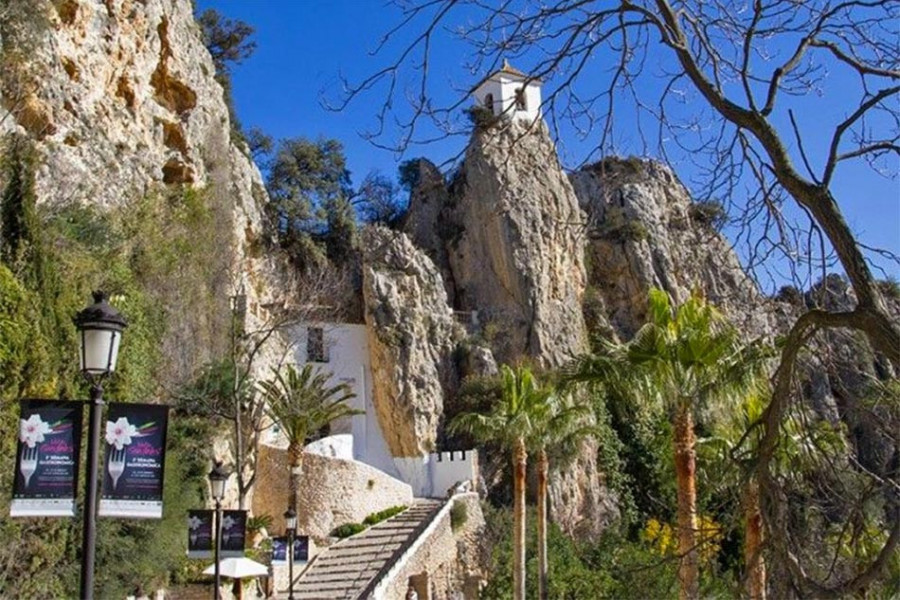 Los menores atendidos en el centro ‘La Magrana’ de Alicante descubren la historia y cultura de la localidad de Guadalest. Fundación Diagrama. Comunidad Valenciana 2019. 