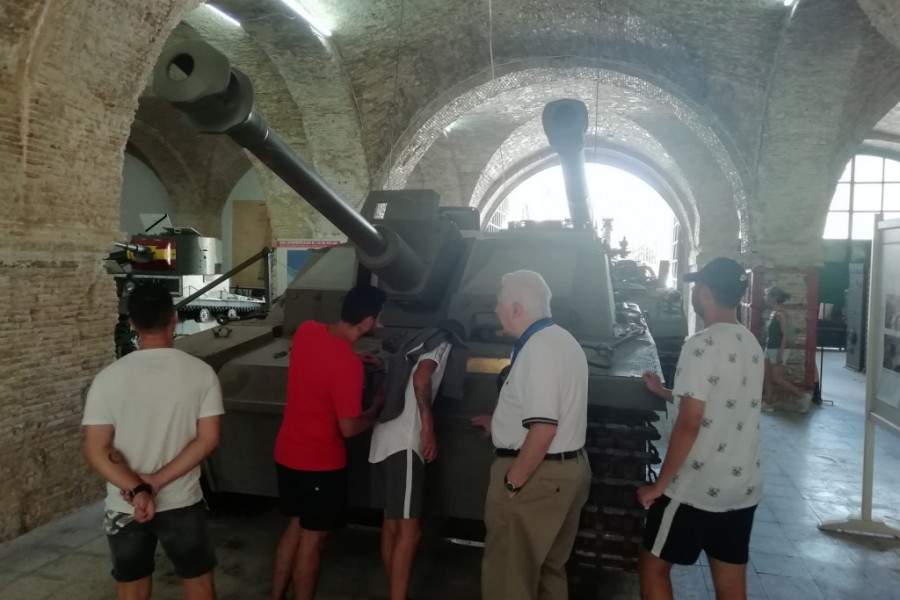 Los menores atendidos en el centro ‘La Zarza’ de Abanilla (Murcia) llevan a cabo una visita guiada al Museo Histórico Militar de Cartagena. Fundación Diagrama 2019.