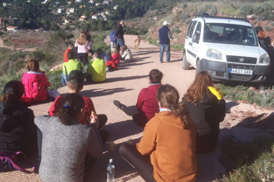 Los menores atendidos en el centro ‘Mas de la Pinaeta’ de Gátova (Valencia) participan como voluntarios en una actividad medioambiental. Fundación Diagrama. Comunidad Valenciana 2020.