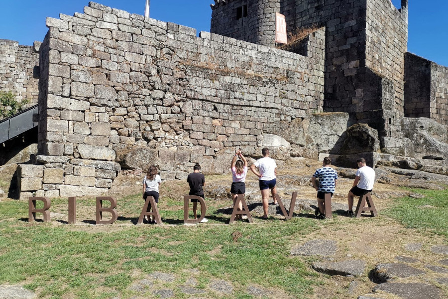 Los menores atendidos en el centro ‘Montealegre’ de Ourense descubren el patrimonio histórico y cultural de la villa de Ribadavia. Fundación Diagrama. Galicia 2020.