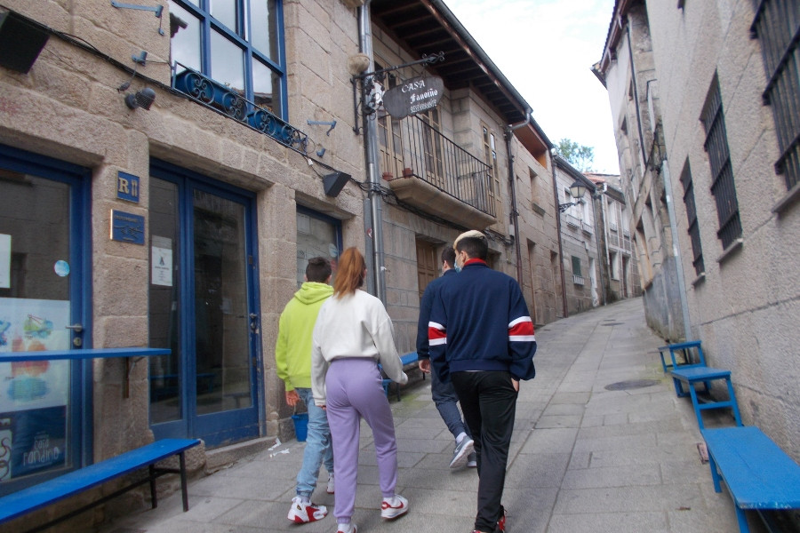 Menores atendidos en el centro ‘Montefiz’ de Ourense descubren el patrimonio cultural e histórico de la villa de Allariz