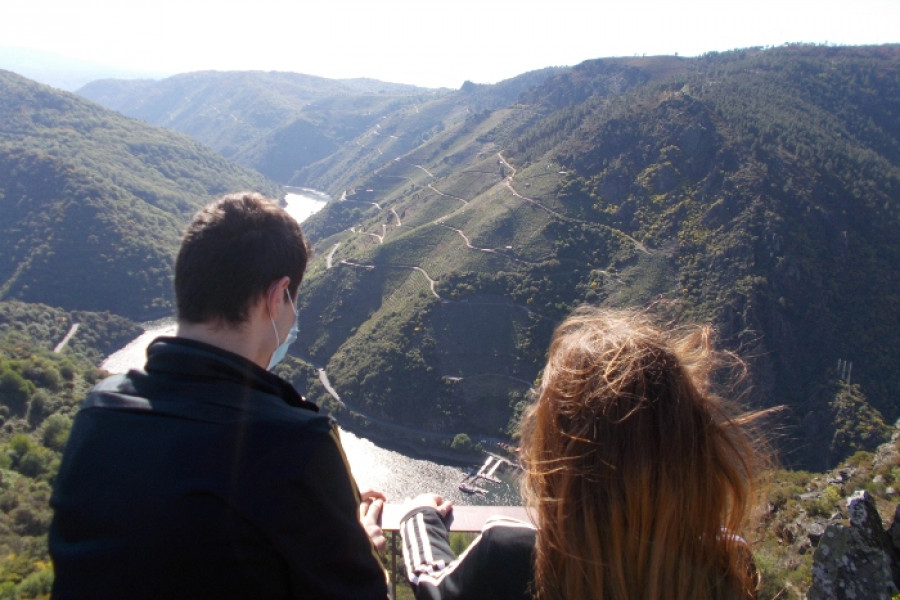 Los menores atendidos en el centro ‘Montefiz’ de Ourense disfrutan de una jornada lúdica y cultural en el municipio de Castro Caldelas