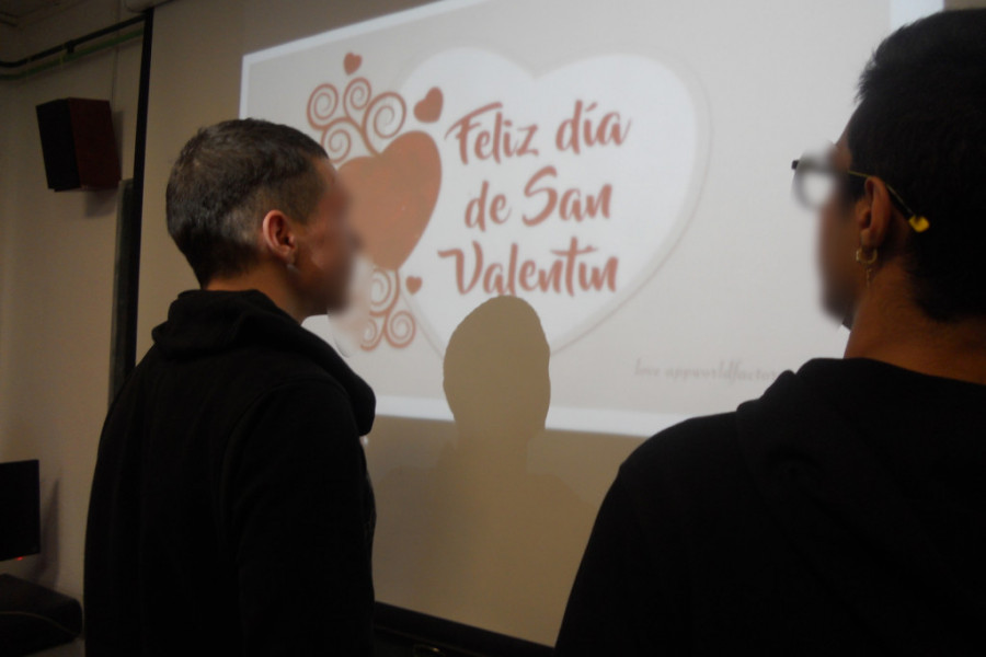 Los menores atendidos en el centro ‘Monteledo’ de Ourense llevan a cabo una actividad dedicada a la poesía con motivo de San Valentín. Fundación Diagrama. Galicia 2020. 
