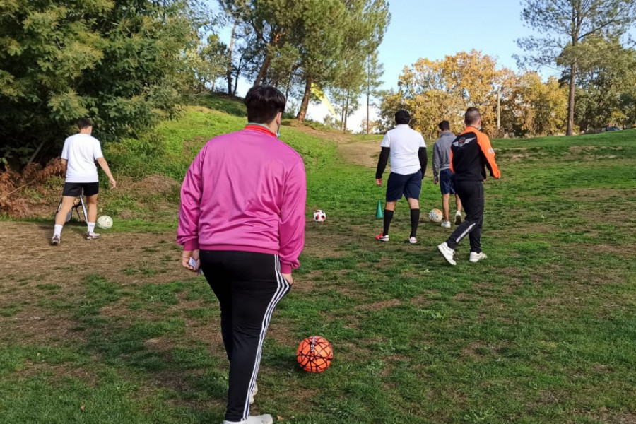 Los menores atendidos en el centro ‘Monteledo’ de Ourense forman parte de un campeonato de footgolf