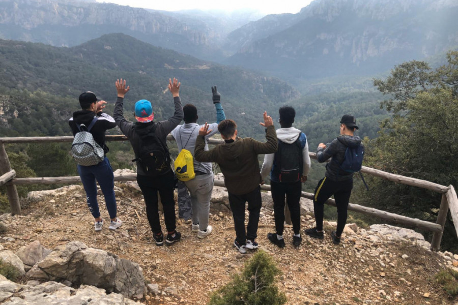 Los menores atendidos en el centro ‘Montsià’ de Amposta (Tarragona) realizan una ruta de senderismo por el Parc Natural dels Ports. Fundación Diagrama. Cataluña 2020. 