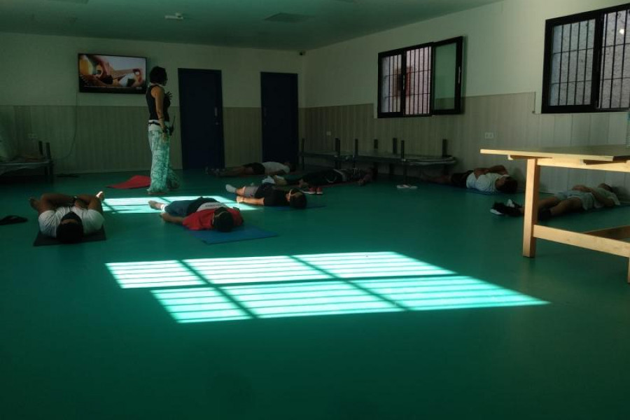 Los menores atendidos en el centro ‘Odiel’ de Huelva descubren los beneficios de la práctica de yoga