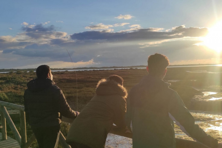 Los menores atendidos en el centro ‘Odiel’ de Huelva llevan a cabo una ruta senderista por la Reserva Natural Laguna de El Portil