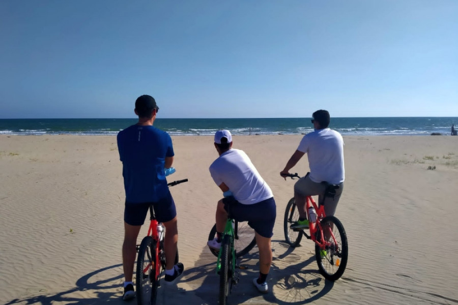 Los menores atendidos en el centro ‘Odiel’ de Huelva recorren la localidad de Punta Umbría en bicicleta