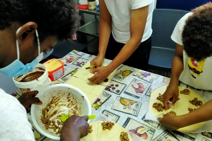 Los menores atendidos en el centro ‘San Miguel’ de Granada realizan un taller de repostería árabe. Fundación Diagrama. Andalucía 2020. 