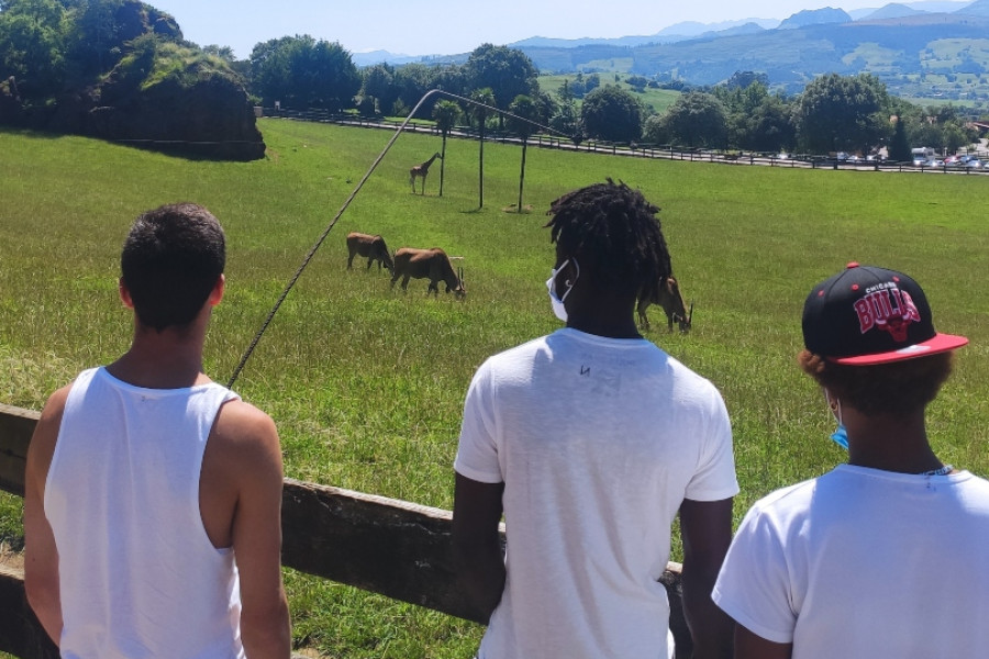 Los menores atendidos en el Centro Socioeducativo Juvenil de Cantabria participan en una salida al Parque de la Naturaleza de Cabárceno. Fundación Diagrama 2020.