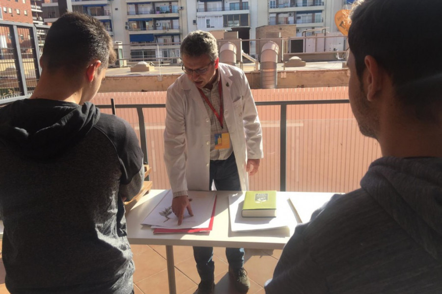 Los menores atendidos en el centro ‘El Limonar’ de Alcalá de Guadaíra (Sevilla) llevan a cabo un taller botánico en la Universidad de Sevilla. Fundación Diagrama. Andalucía 2019. 