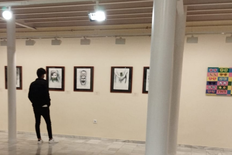 Los menores atendidos en el hogar ‘Alácera’ de Caudete (Albacete) asisten a la exposición ‘Mirando hacia otro lado’ 