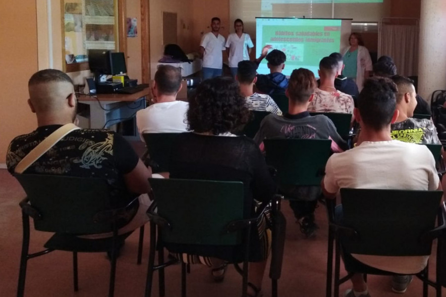 Los jóvenes atendidos en el hogar ‘Ankaso-Molina’ asisten a una charla sobre hábitos saludables. Fundación Diagrama. Murcia 2019. 