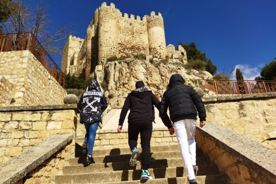 Los menores atendidos en el Hogar Residencial ‘Alácera’ de Caudete llevan a cabo una visita al castillo de Almansa (Albacete)