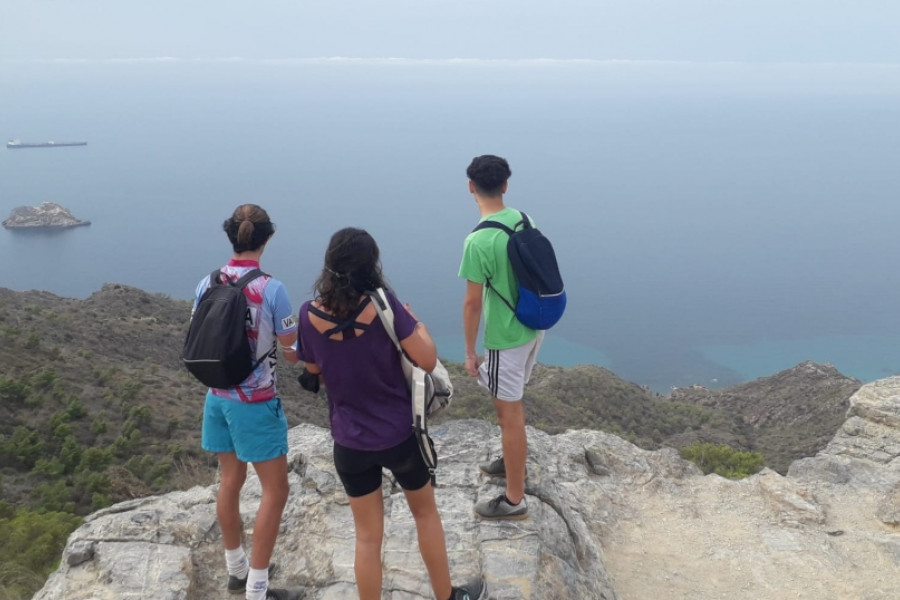 Menores atendidos en los hogares ‘Zarandona’ y ‘Ankaso Alguazas’ de Murcia recorren algunos de los parajes naturales más representativos de la ciudad de Cartagena. Fundación Diagrama. Murcia 2020. 
