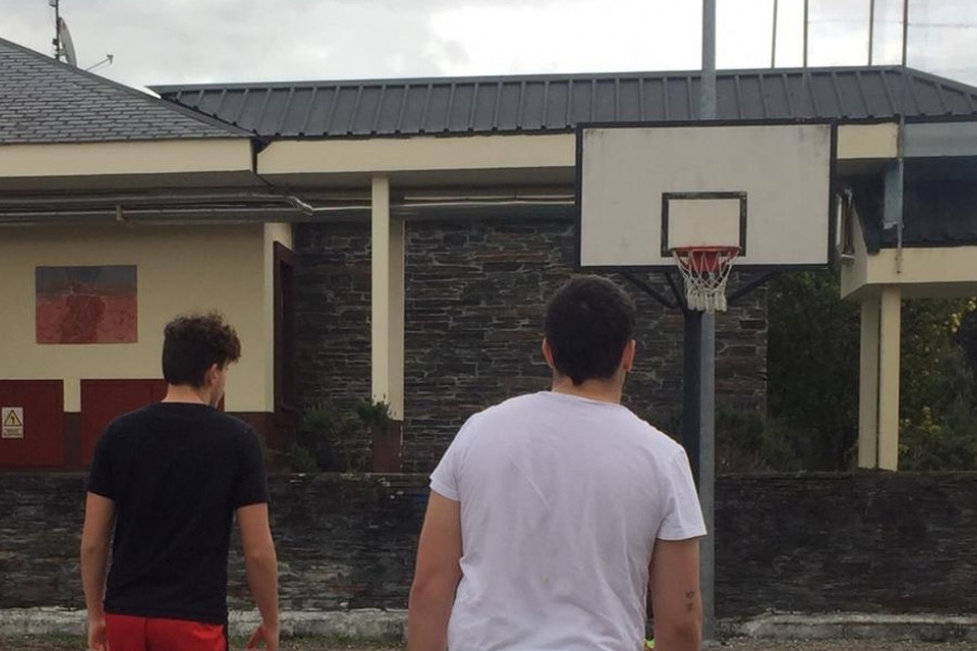 Los menores atendidos en ‘Monteledo’ (Ourense) participan en un torneo deportivo organizado por los profesionales del centro. Fundación Diagrama. Galicia 2020. 