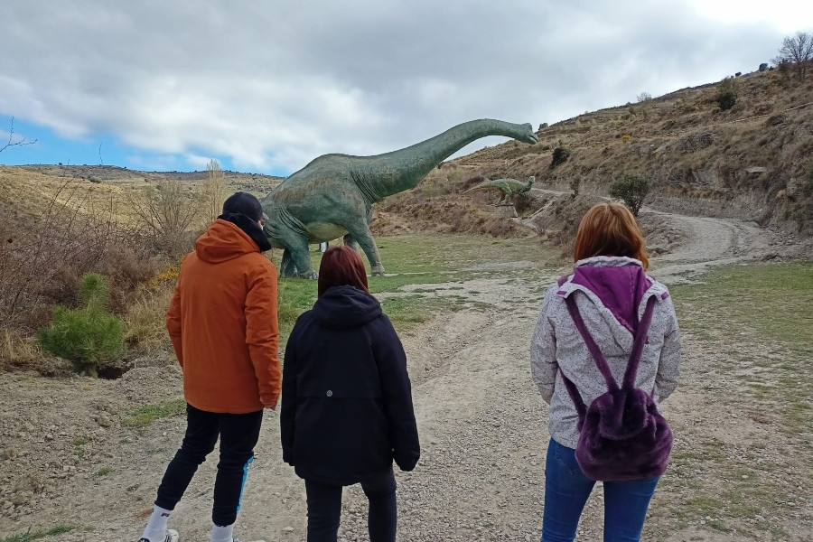 Los menores atendidos en los pisos ‘Leza’, ‘Jubera’, ‘Cidacos’ y ‘Alhama’ de Logroño visitan varios yacimientos de huellas de dinosaurio en La Rioja