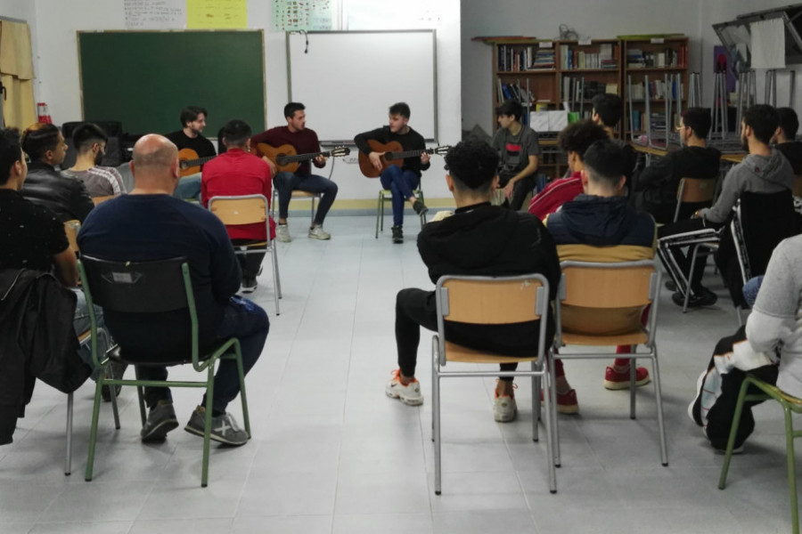 Los menores de la residencia socioeducativa ‘La Villa’ disfrutan de un espectáculo musical de la orquesta de guitarra Iberian Folk Ensemble. Fundación Diagrama. Comunidad Valenciana 2019. 