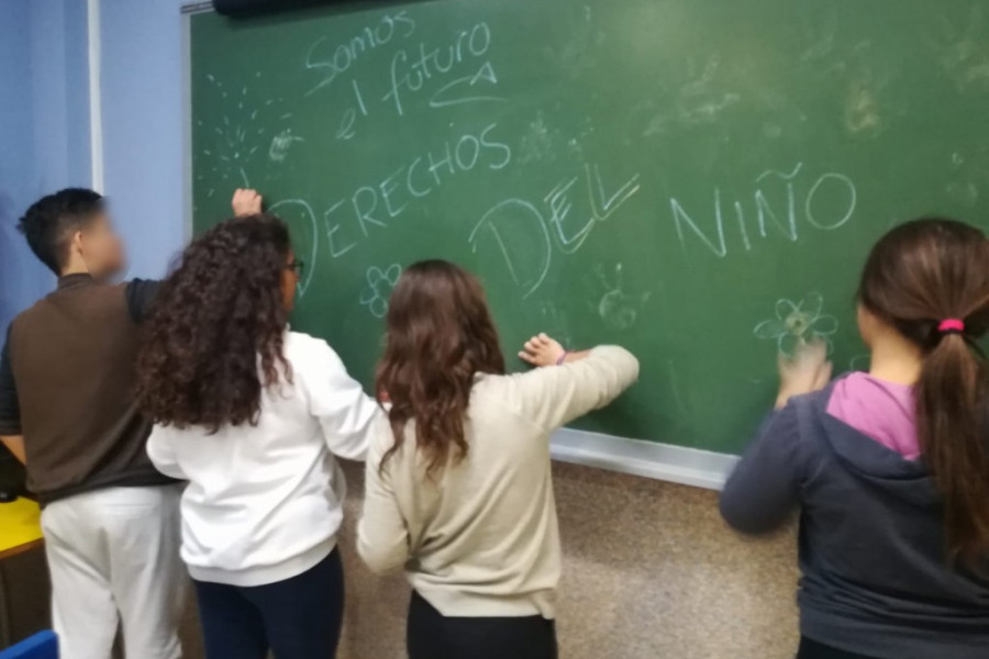 Los jóvenes atendidos en el centro de acogida ‘Sant Sebastià’ de Vinaròs (Castellón) participan en un taller sobre los Derechos del Niño. Fundación Diagrama. Comunidad Valenciana 2018. 