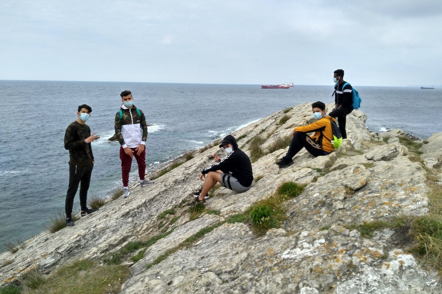 Los menores atendidos en la Unidad Residencial ‘El Acebo’ realizan una ruta senderista por el litoral de Santander. Fundación Diagrama. Cantabria 2020. 