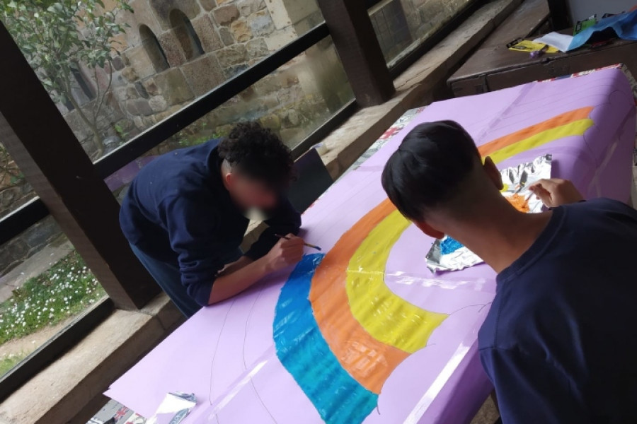 Los menores atendidos en la Unidad Residencial ‘El Roble’ de Cantabria realizan actividades de sensibilización sobre el COVID-19. Fundación Diagrama. Cantabria 2020. 