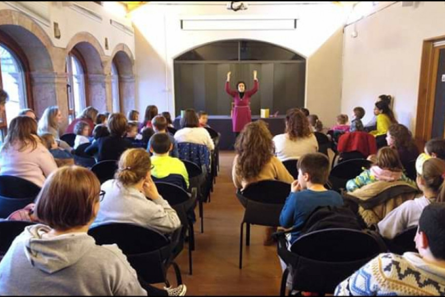 Los menores del Centro de Atención a la Infancia, Adolescencia y Familia del concejo de Grado (Asturias) asisten a una actividad literaria de cuentacuentos. Fundación Diagrama. Asturias 2020. 