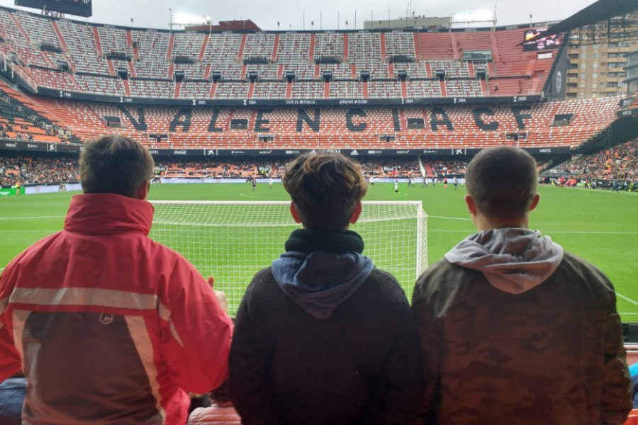 Los menores atendidos en el centro ‘Campanar’ de Valencia acuden a un partido de la liga de fútbol femenino. Fundación Diagrama. Comunidad Valenciana 2019. 