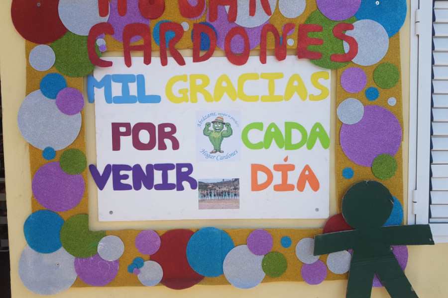 Los menores del centro ‘Cardones’ elaboran un mural de agradecimiento para las empresas que siguen proveyendo de materiales y alimentos al recurso. Fundación Diagrama. Las Palmas de Gran Canaria 2020.